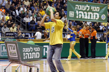 יואב זליקוביץ זכה במנוי במשחק של עדן טבע מרקט