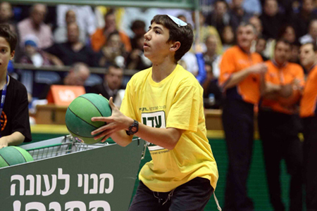 ניב דברת זכה במנוי במשחק של עדן טבע מרקט