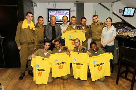 מכבי אירחה חיילים מגדוד “תעוז” בתא כבוד