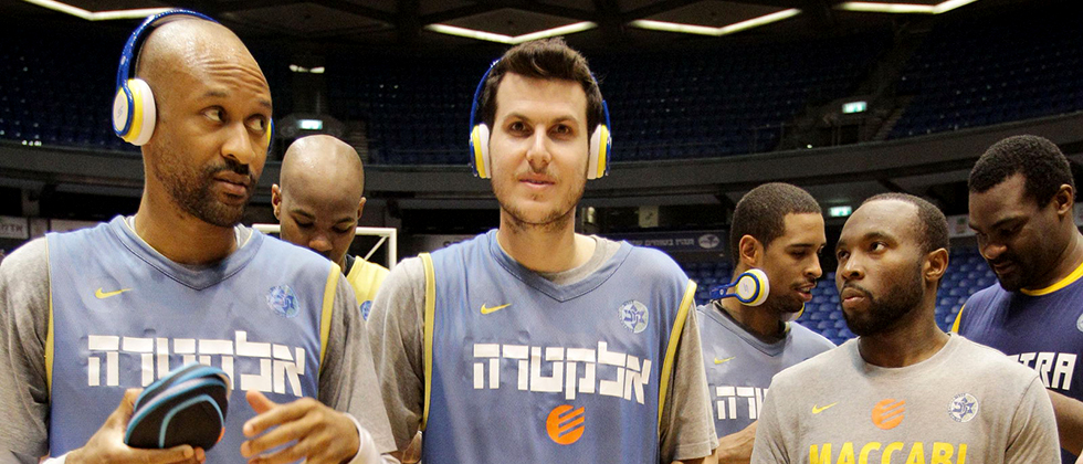 שחקני מכבי קיבלו אוזניות ממותגות של SMS Audio