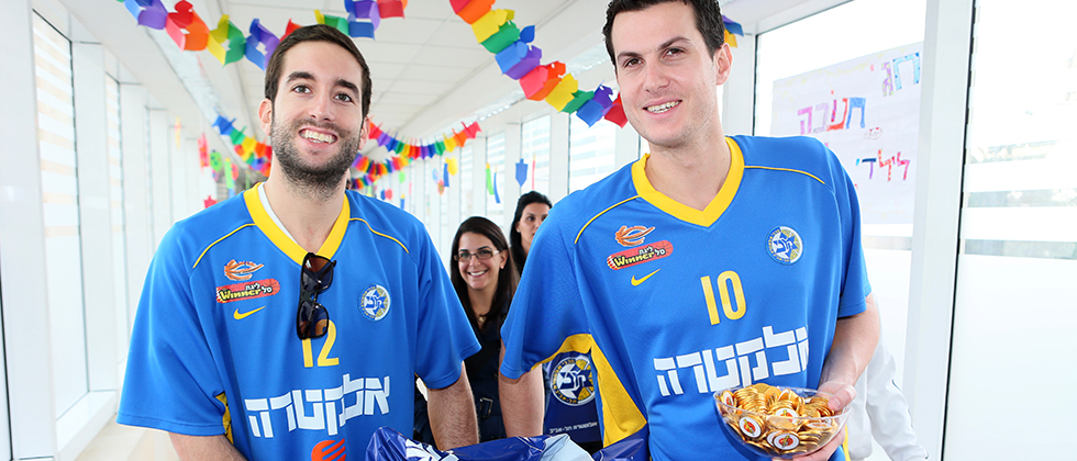 מכבי תבקר בבית חולים לרגל חג החנוכה
