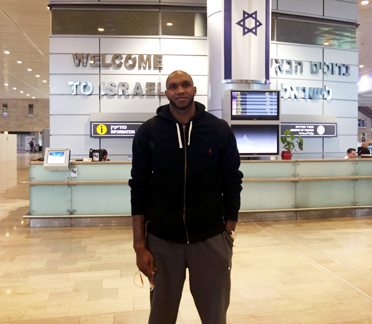 סדריק סימונס נחת בישראל למבחנים