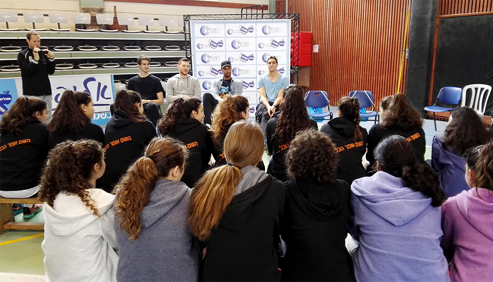 שחקני מכבי פגשו את אלופת ליגת “אורביט”
