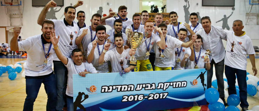 שלישי ברציפות: הנוער מניפה שוב את גביע המדינה