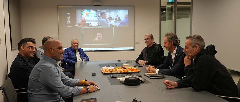 הצוות המקצועי ובעלי המניות קיימו פגישת עבודה